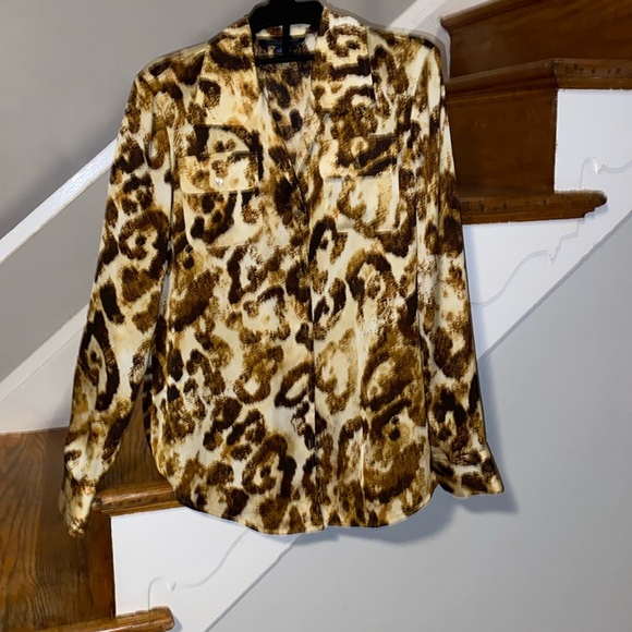 Jones New York signature silk button- down shirt. Animal print size M - Picture 2 of 6